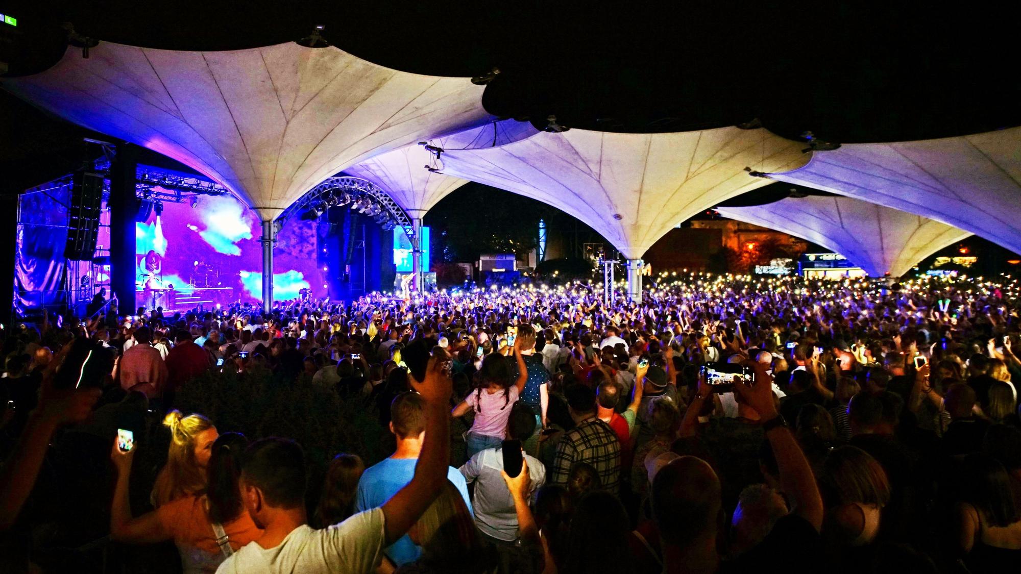 10.000 Menschen stehen im Kölner Tanzbrunnen und erleuchten mit ihren Handys die Nacht.