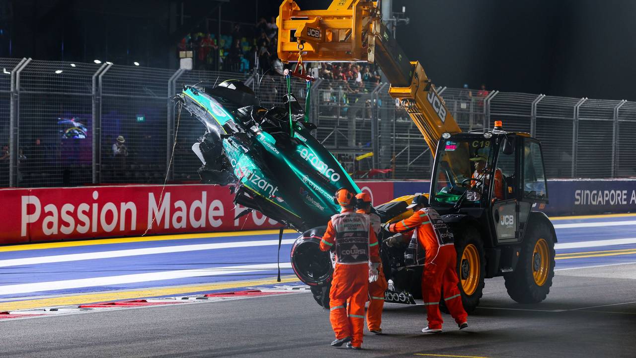 Der Aston Martin von Formel-1-Pilot Lance Stroll muss mit einem Kran von der Strecke gehoben werden.