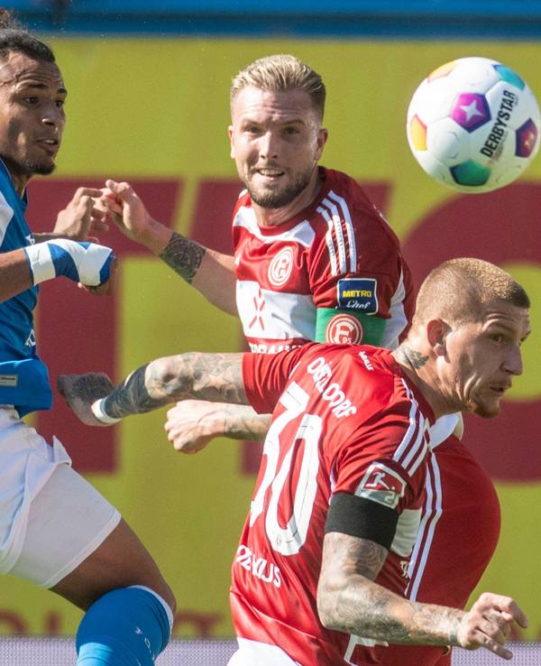 Rostocks Juan Jose Perea (links) im Kopfballduell mit den Fortuna-Spielern Andre Hoffmann Fortuna Düsseldorf Jordy de Wijs (unten)