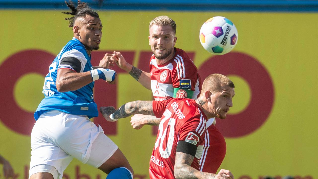 Rostocks Juan Jose Perea (links) im Kopfballduell mit den Fortuna-Spielern Andre Hoffmann Fortuna Düsseldorf Jordy de Wijs (unten)