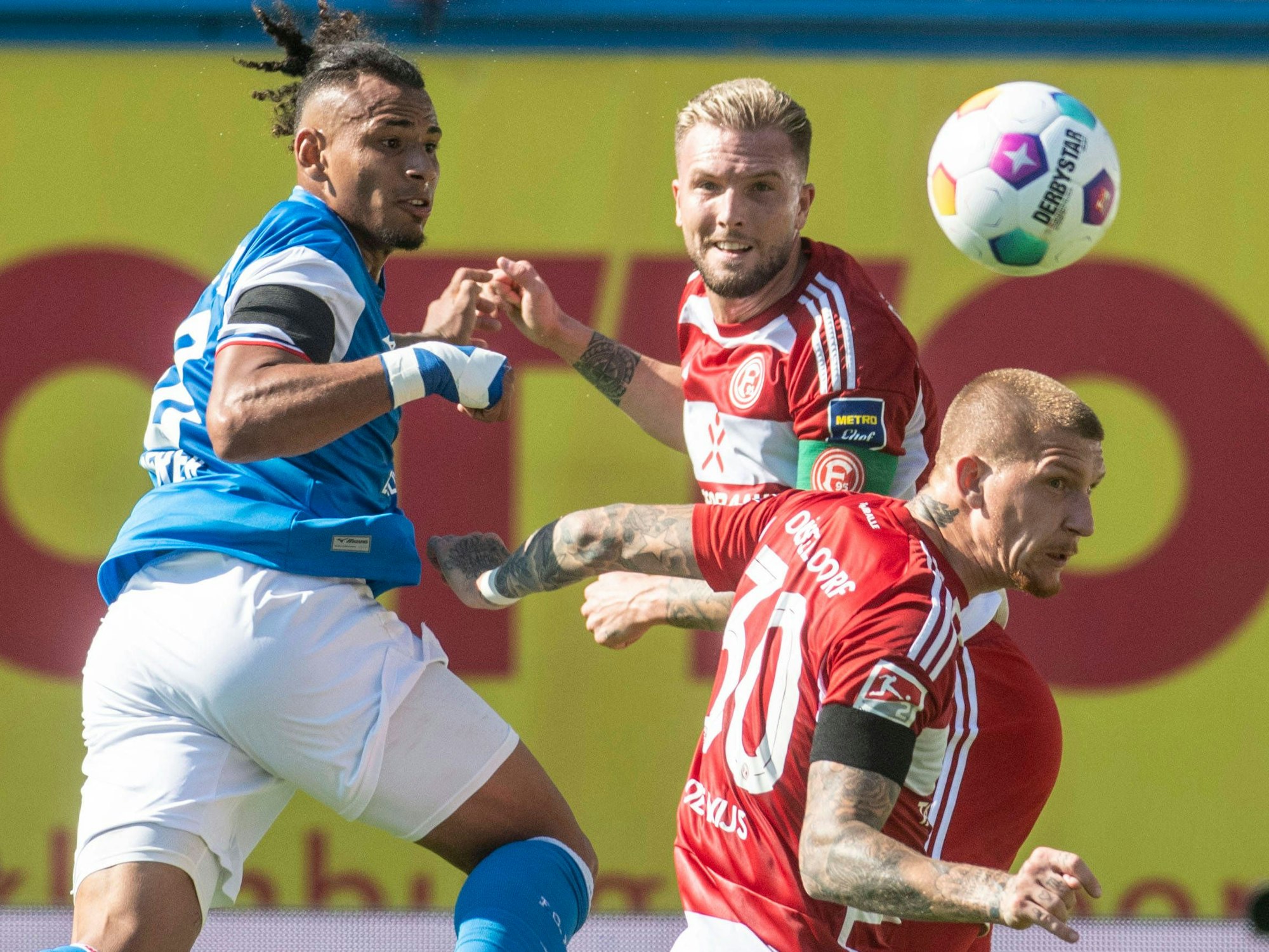 Rostocks Juan Jose Perea (links) im Kopfballduell mit den Fortuna-Spielern Andre Hoffmann Fortuna Düsseldorf Jordy de Wijs (unten)