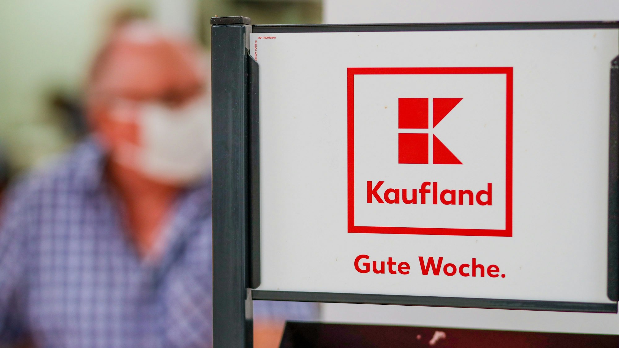 Das Kaufland Logo in einer Filiale.