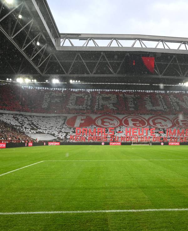 Fan-Choreografie der Fortuna-Fans vor dem Spiel gegen Hertha BSC.