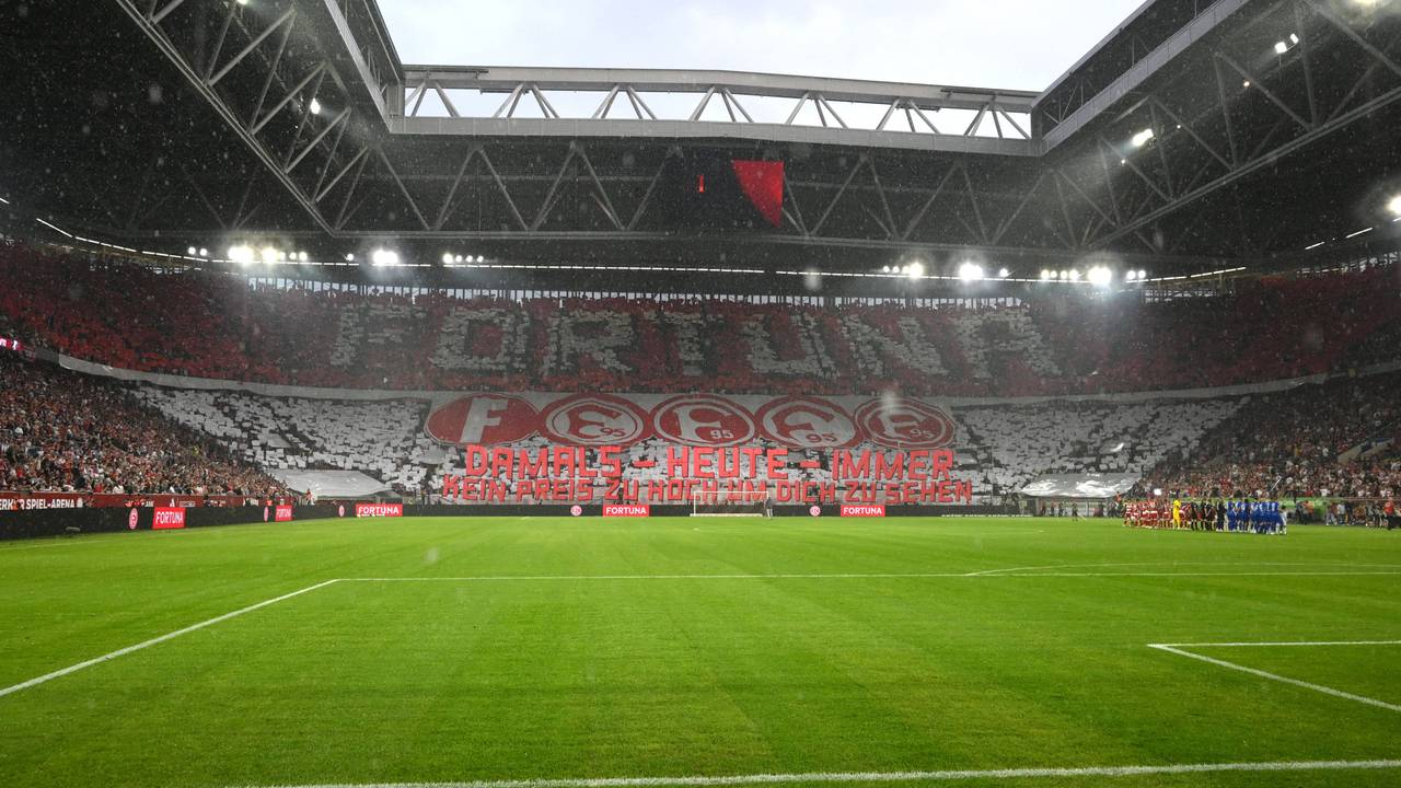 Fan-Choreografie der Fortuna-Fans vor dem Spiel gegen Hertha BSC.