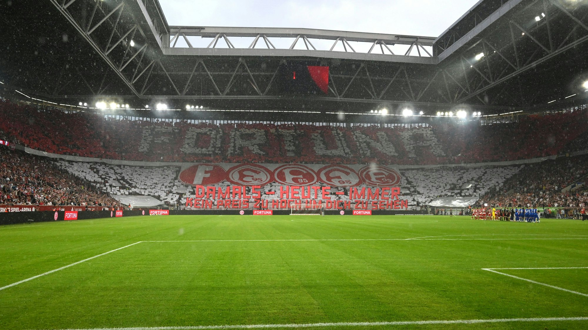 Fan-Choreografie der Fortuna-Fans vor dem Spiel gegen Hertha BSC.