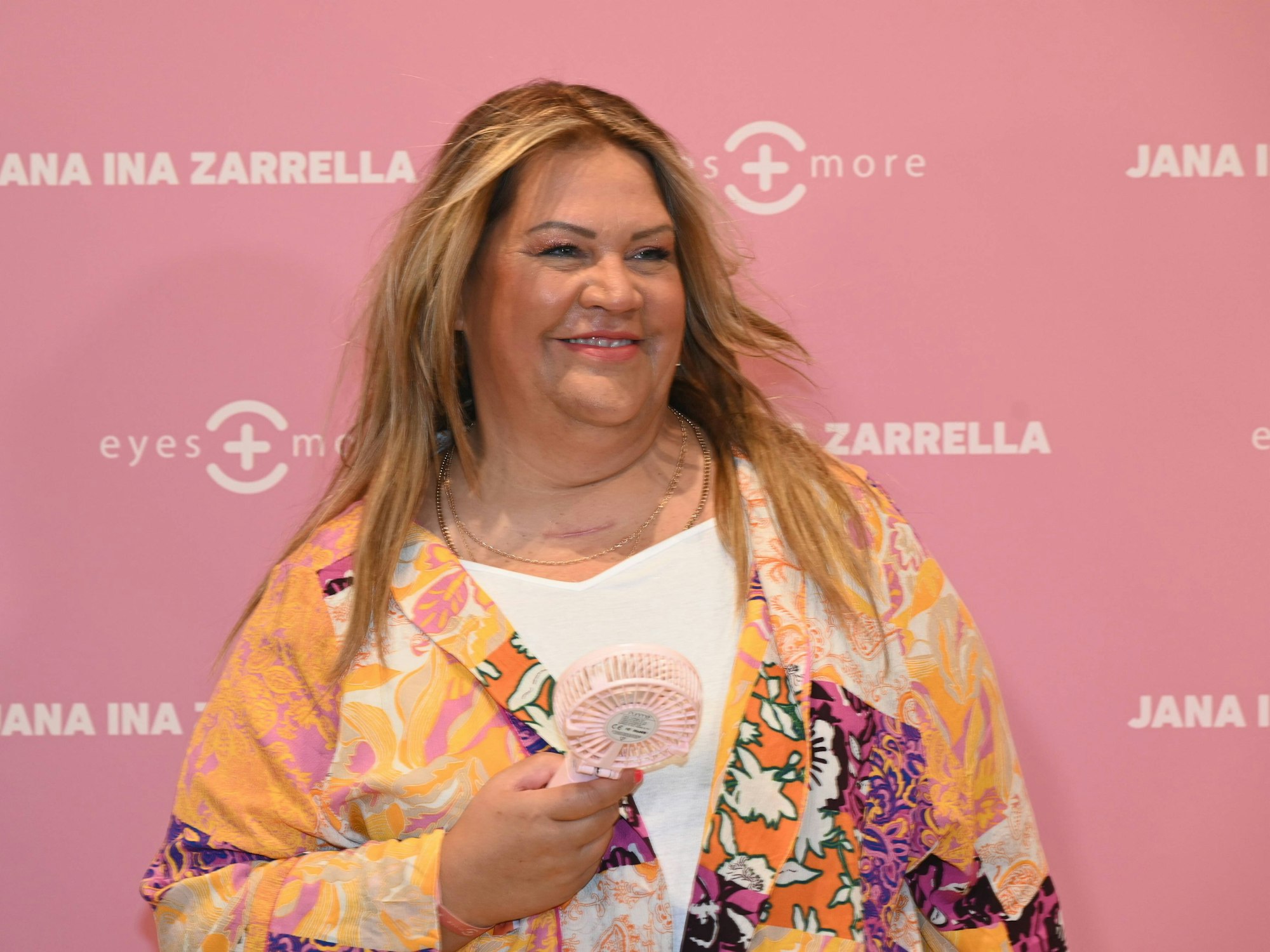 Ilka Bessin lächelt.