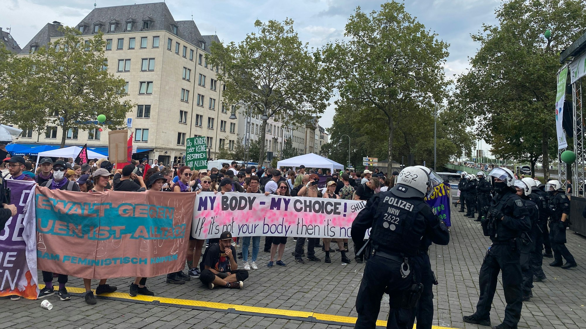 Demo-Teilnehmende stehen am Heumarkt in Köln Einsatzkräften der Polizei gegenüber.