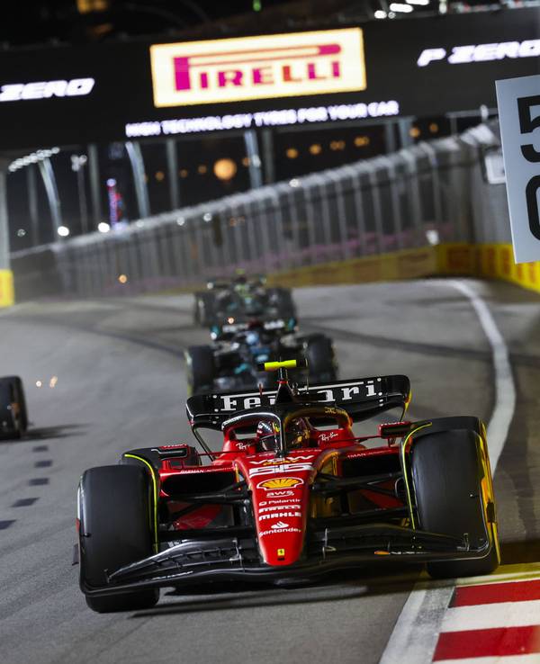 Carlos Sainz im Ferrari in Singapur.