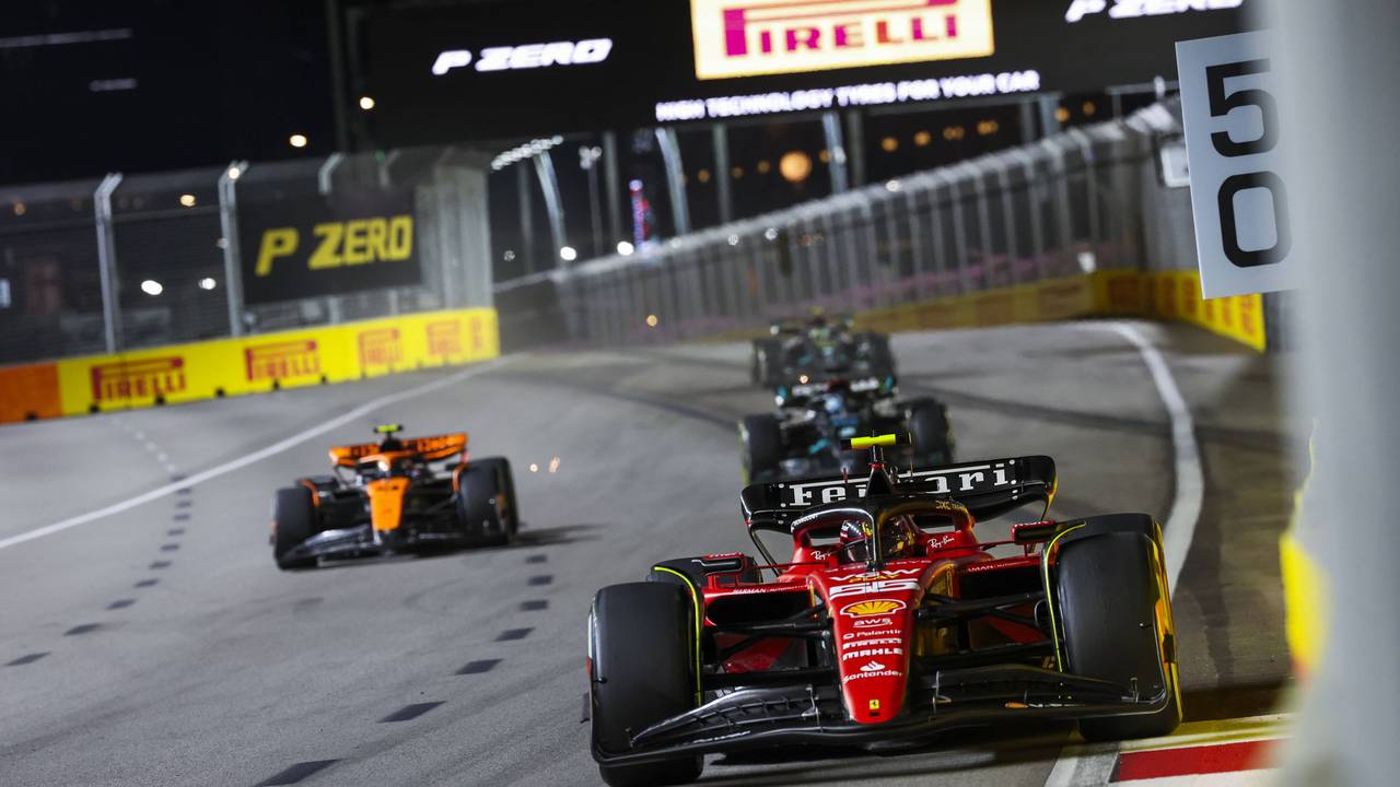 Carlos Sainz im Ferrari in Singapur.