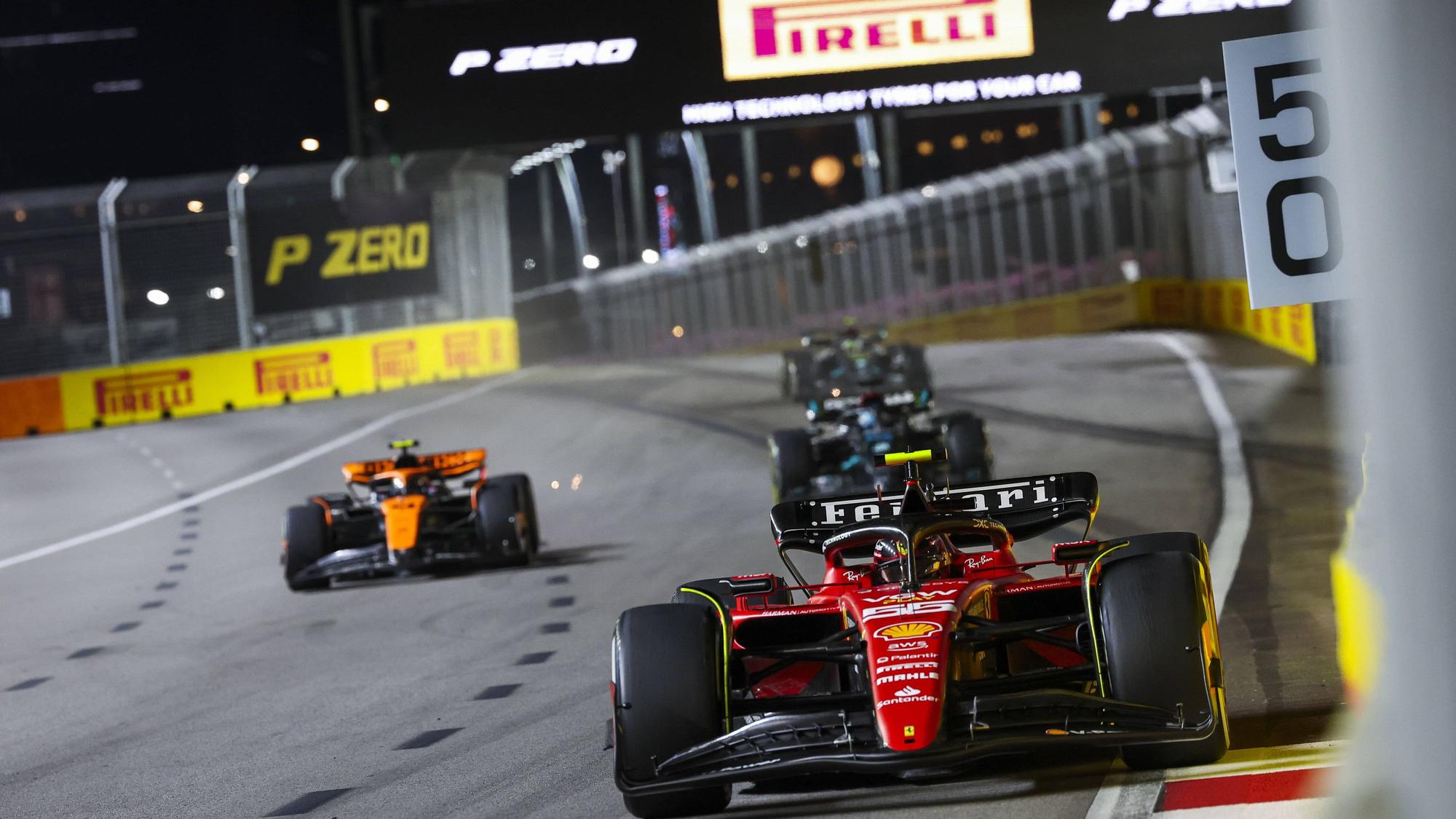 Carlos Sainz im Ferrari in Singapur.