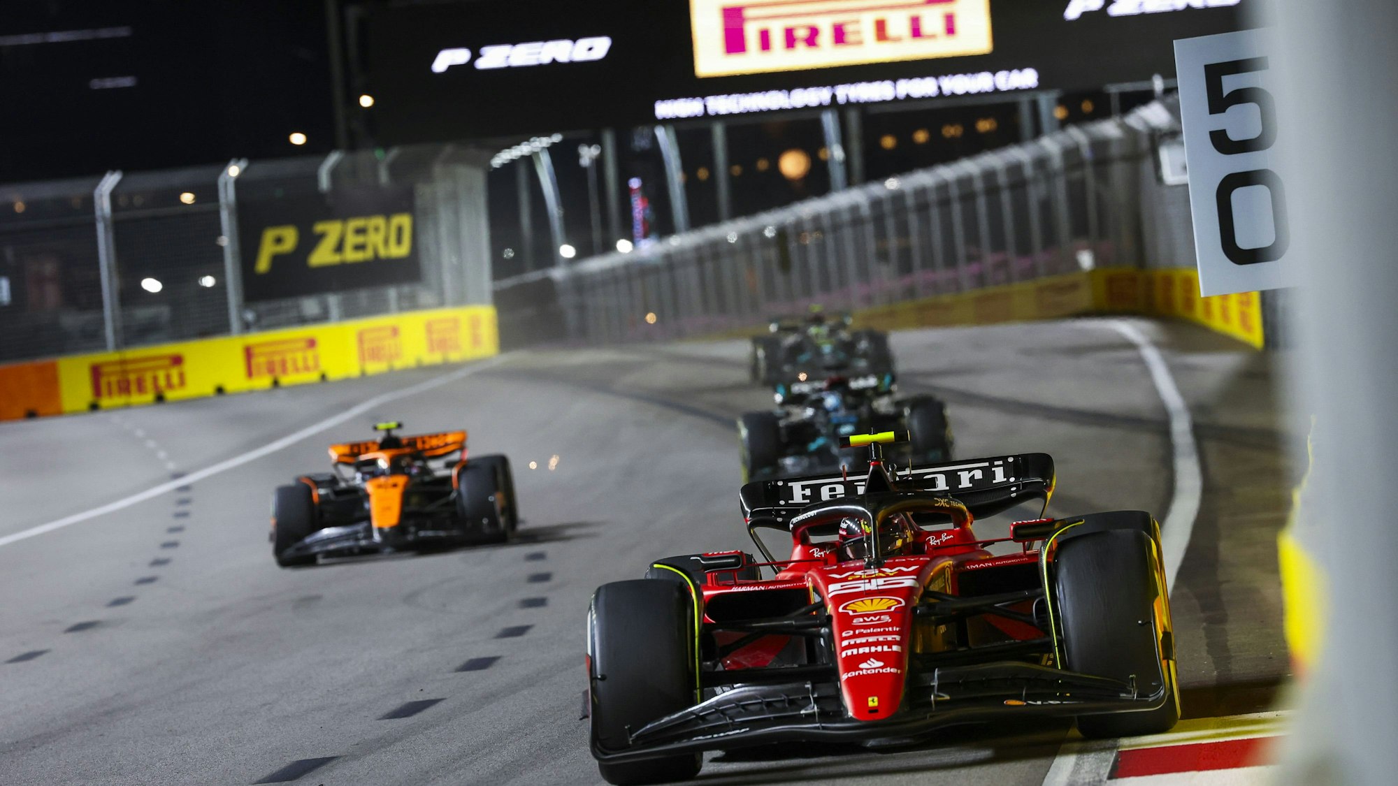Carlos Sainz im Ferrari in Singapur.
