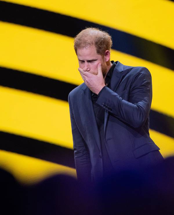 Prinz Harry, Herzog von Sussex, spricht während der Abschlussfeier der 6. Invictus Games in der Merkur Spiel-Arena. Und kämpft mit den Tränen.