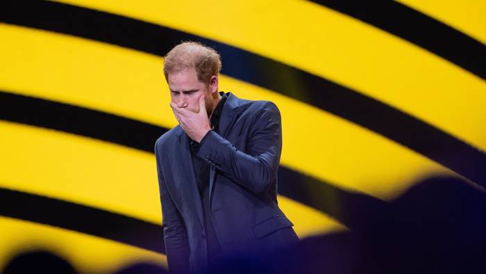 Prinz Harry, Herzog von Sussex, spricht während der Abschlussfeier der 6. Invictus Games in der Merkur Spiel-Arena. Und kämpft mit den Tränen.