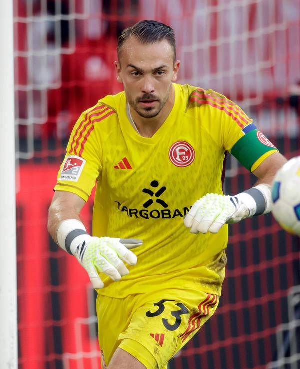 Florian Kastenmeier greift nach dem Ball.
