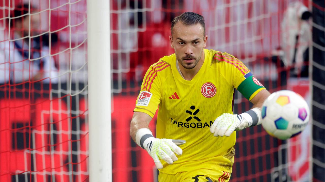Florian Kastenmeier greift nach dem Ball.