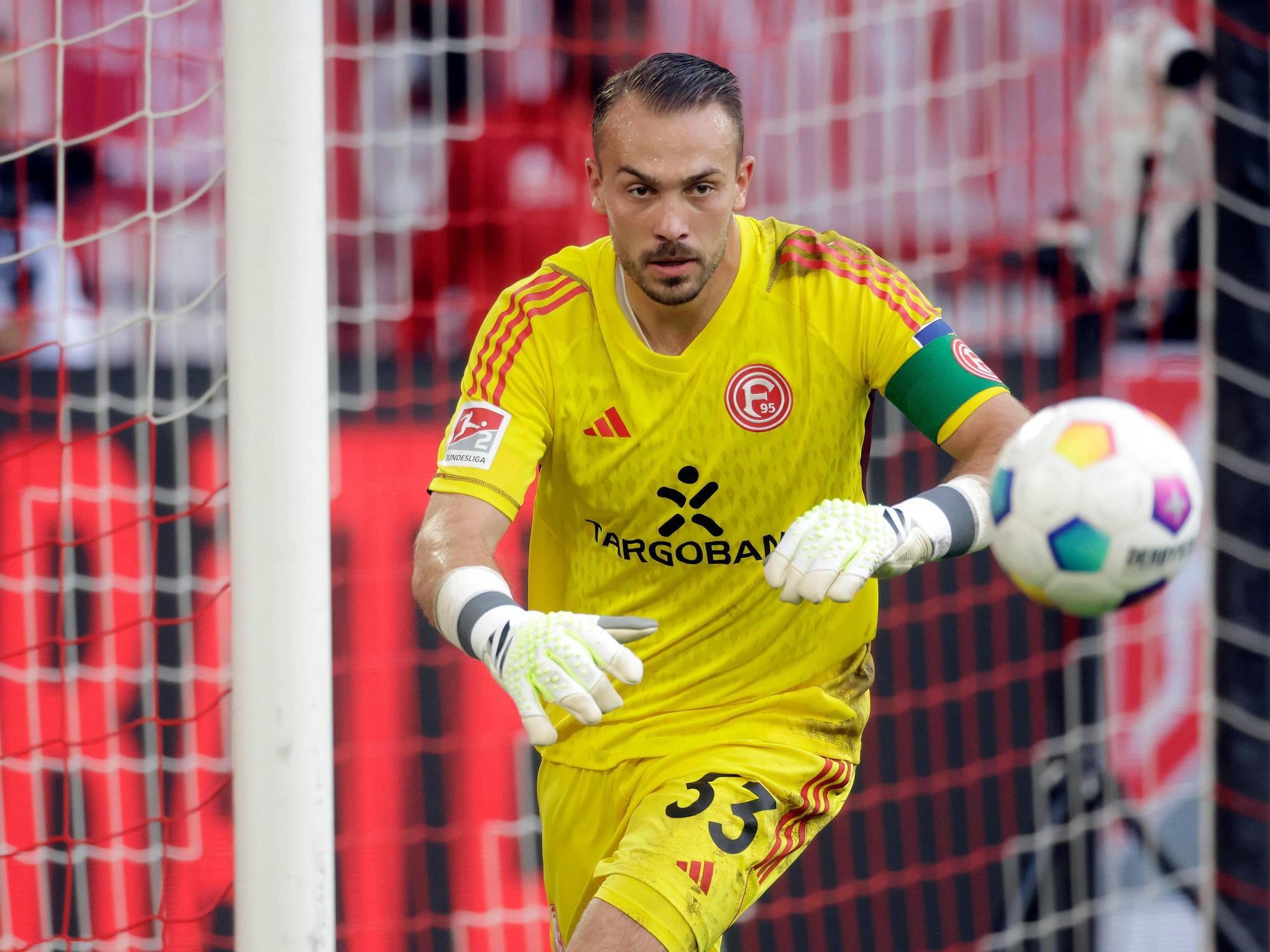 Florian Kastenmeier greift nach dem Ball.