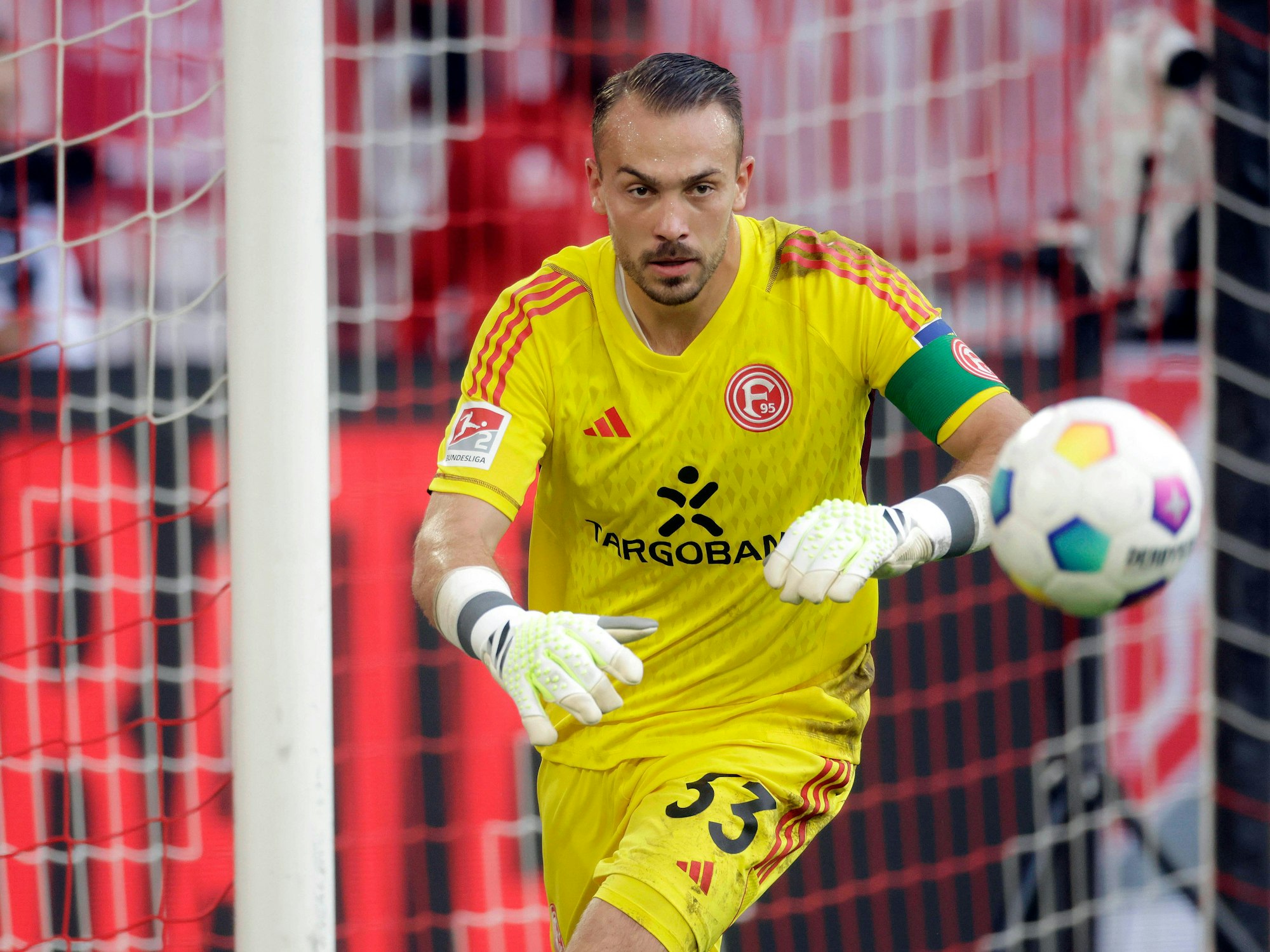 Florian Kastenmeier greift nach dem Ball.