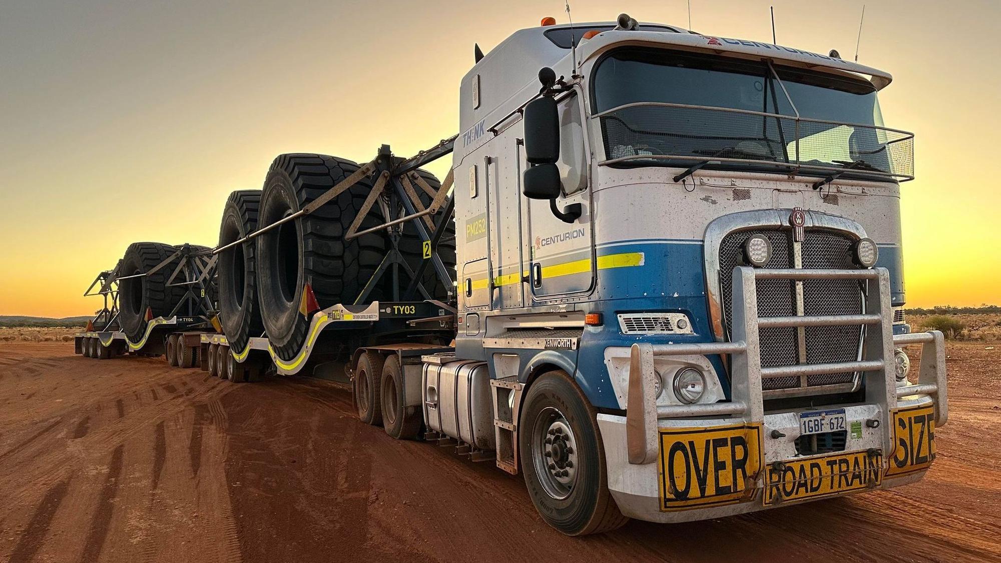 Fotos eines übergroßen Lastwagens, der in der australischen Wüste steht.
