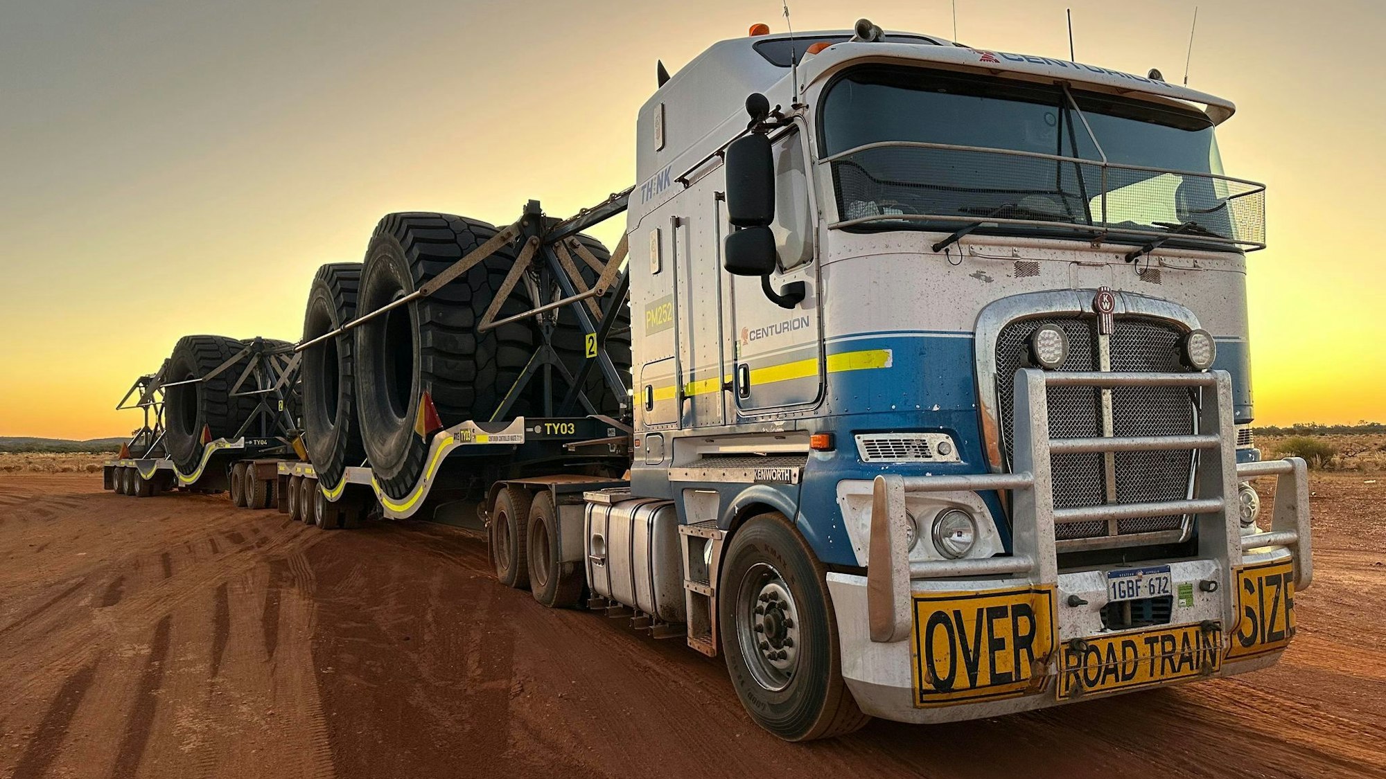 Fotos eines übergroßen Lastwagens, der in der australischen Wüste steht.