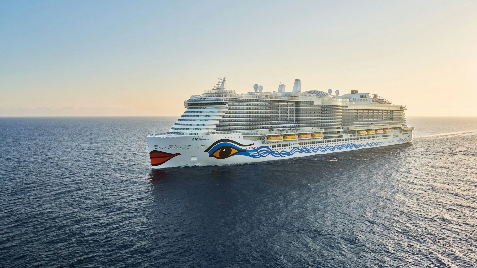 Ein Aida Schiff fährt auf dem Meer.