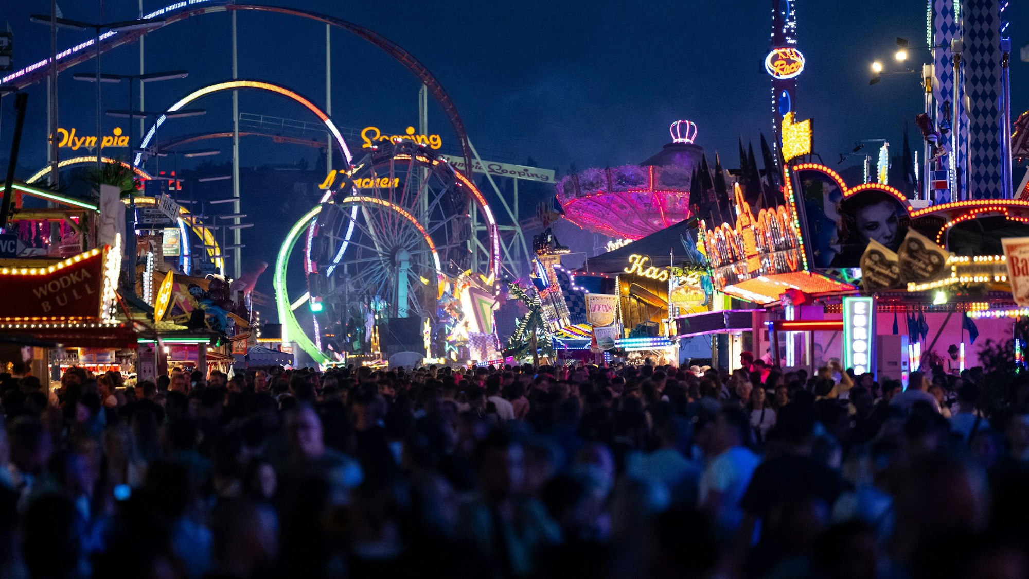 Zahlreiche Menschen laufen zum Auftakt zum Oktoberfests am Samstagabend (16. September) über das Festgelände.