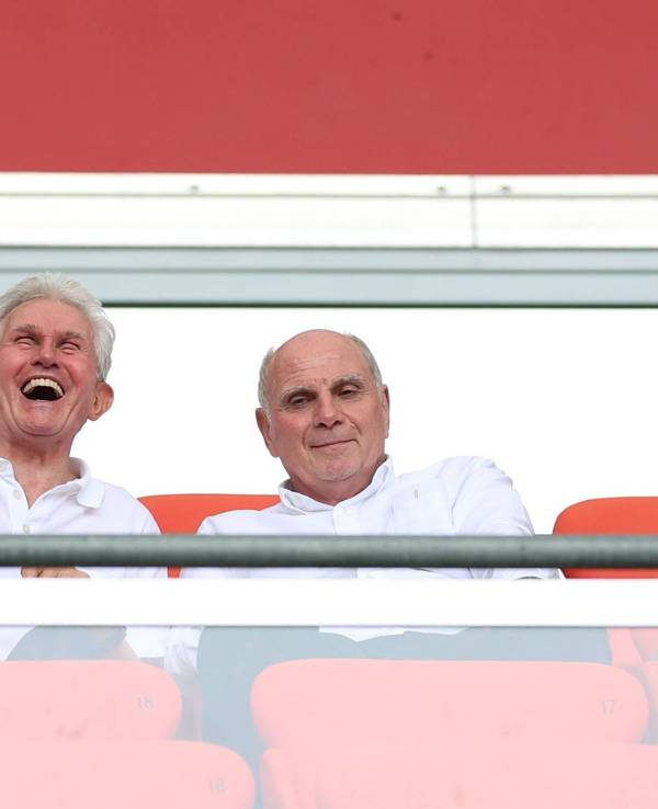 Jupp Heynckes sitzt auf der Tribüne neben Uli Hoeneß und lacht.