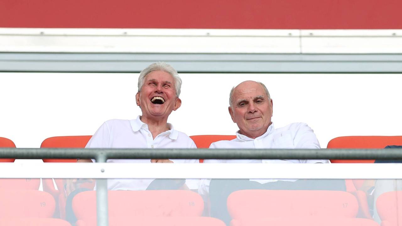 Jupp Heynckes sitzt auf der Tribüne neben Uli Hoeneß und lacht.