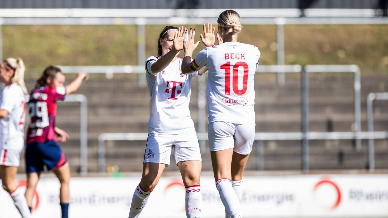 Marleen Schimmer klatscht mit Sharon Beck ab.