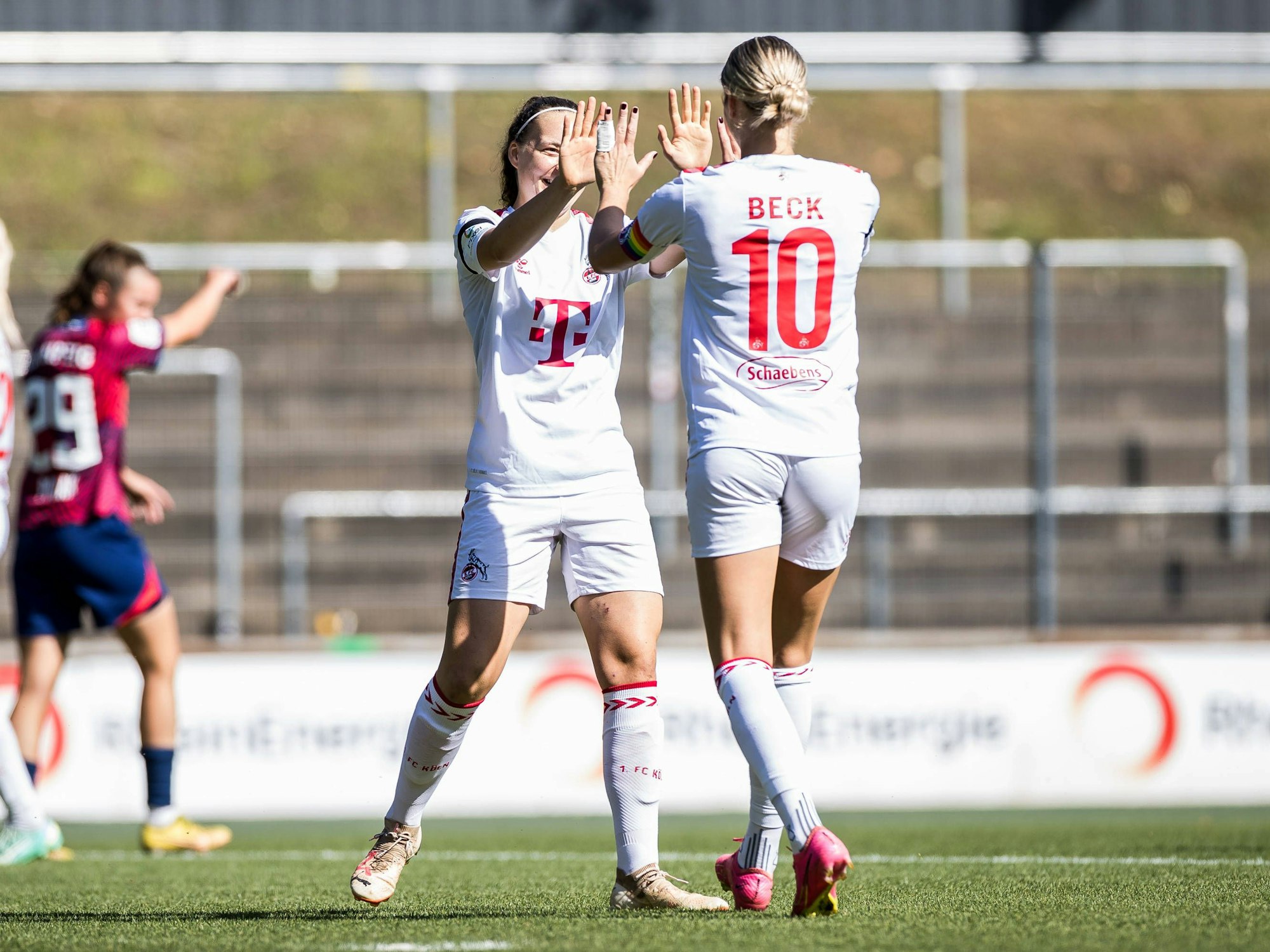 Marleen Schimmer klatscht mit Sharon Beck ab.