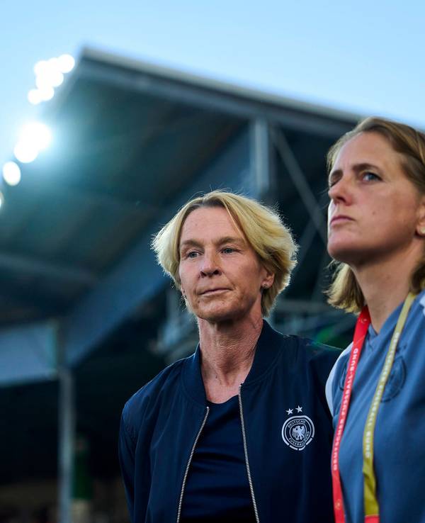 Martina Voss-Tecklenburg steht neben Britta Carlson.