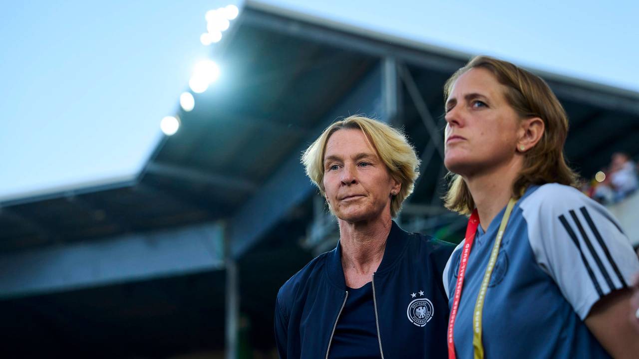 Martina Voss-Tecklenburg steht neben Britta Carlson.