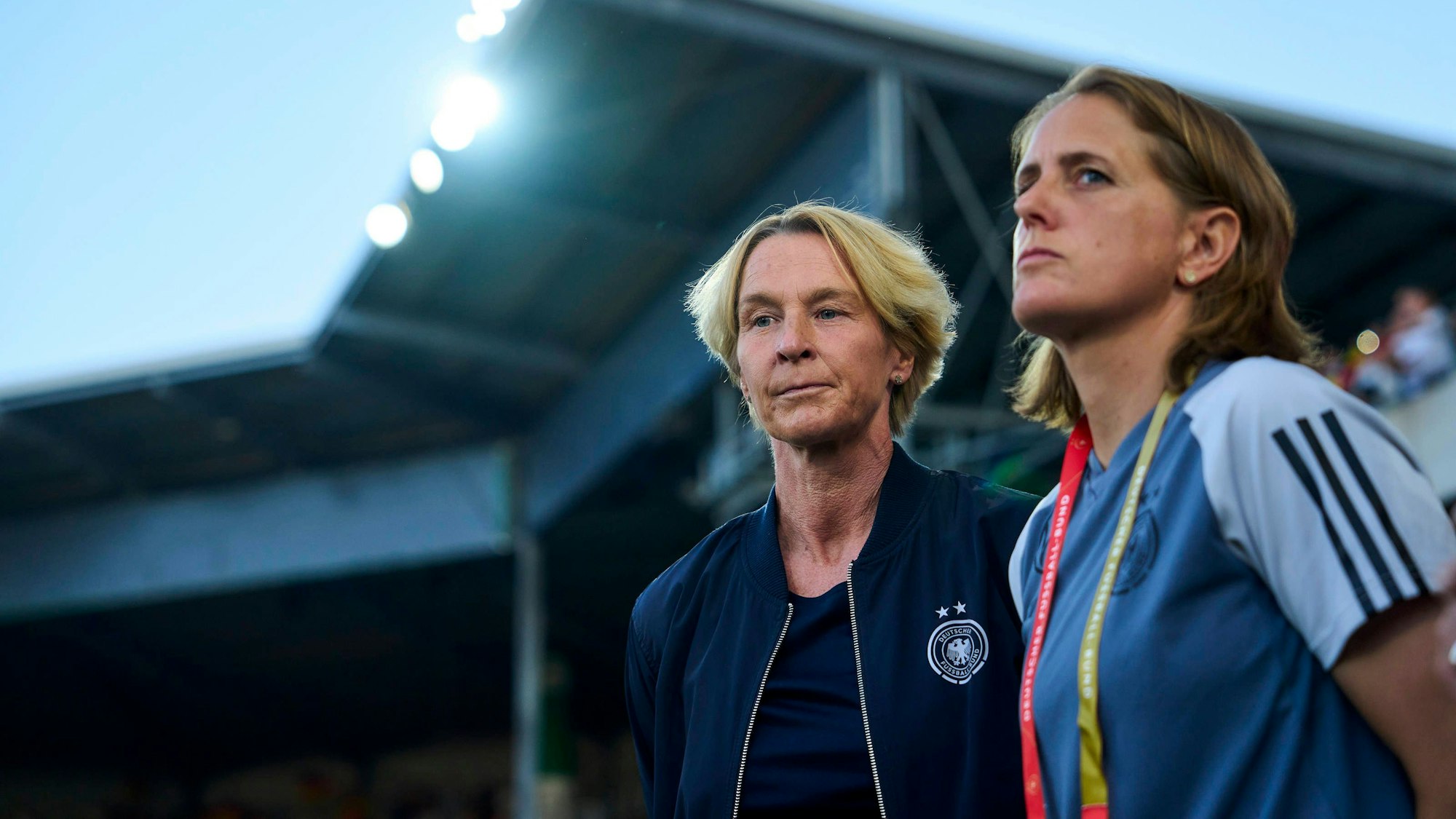 Martina Voss-Tecklenburg steht neben Britta Carlson.