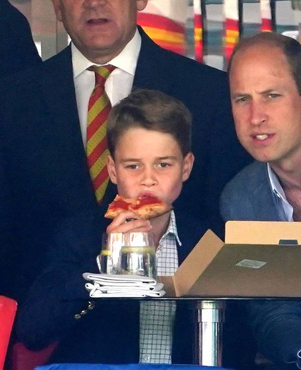 William (r), Prinz von Wales, und sein Sohn Prinz George verfolgen das Testspiel England gegen Australien.