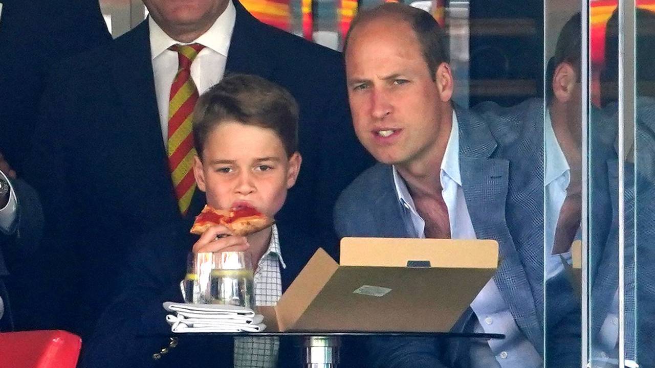 William (r), Prinz von Wales, und sein Sohn Prinz George verfolgen das Testspiel England gegen Australien.