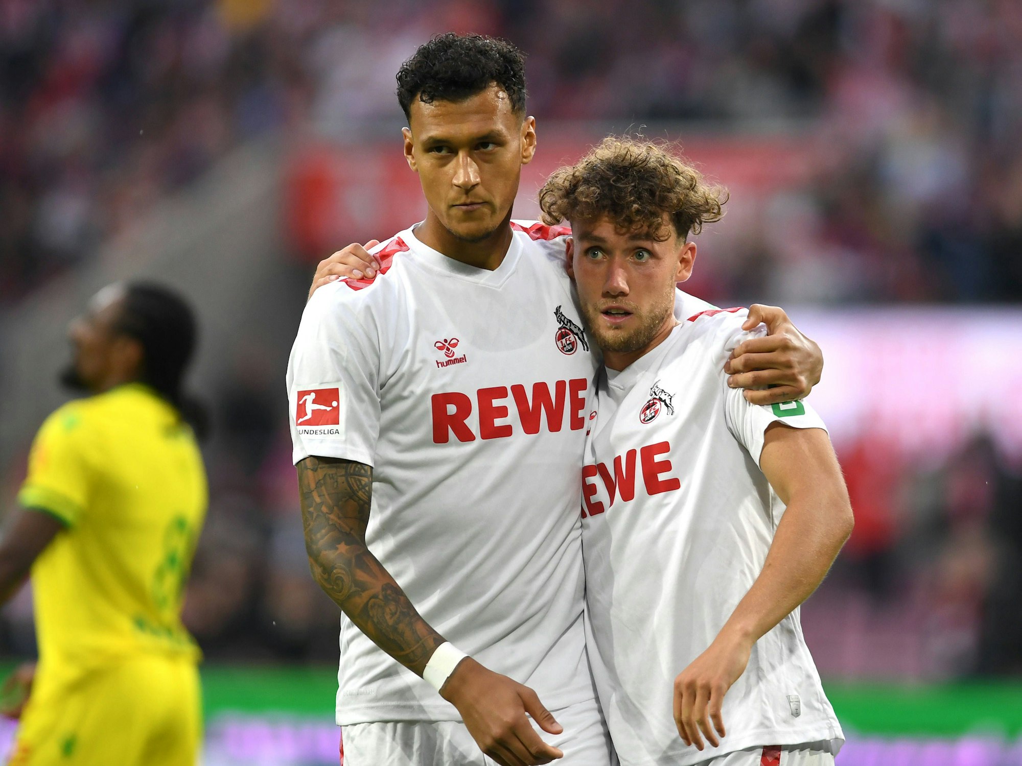 Davie Selke nimmt Luca Waldschmidt in den Arm.