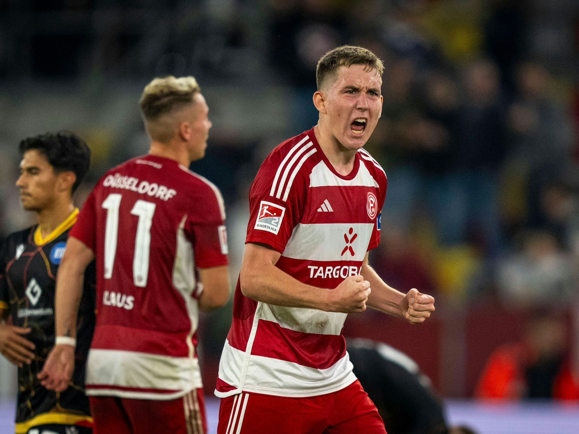 Isak Bergmann Johannesson schließt beide Hände zur Faust und brüllt.