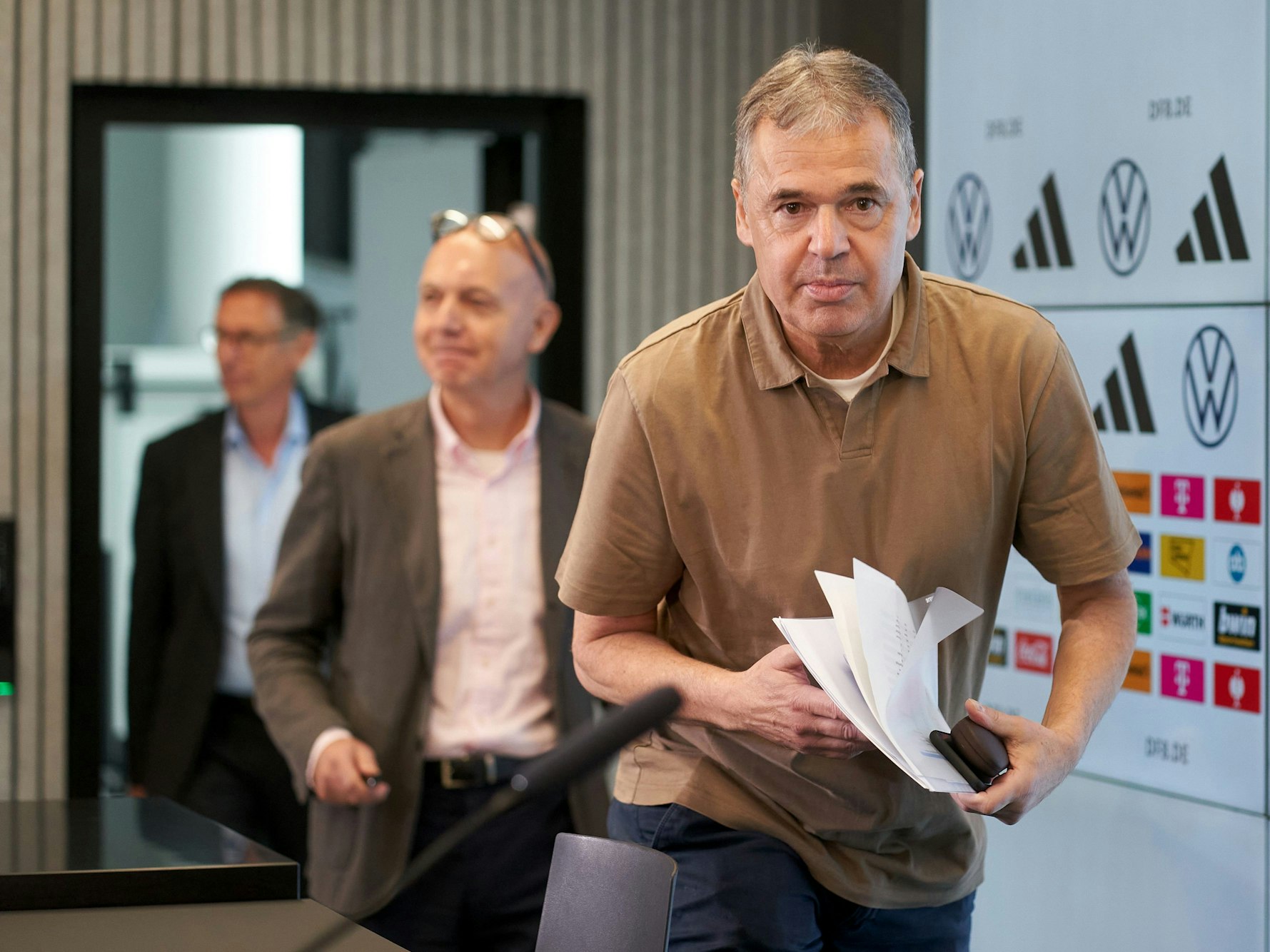 Andreas Rettig (r), neuer Geschäftsführer Sport, kommt mit Bernd Neuendorf, DFB-Präsident, zu einer Pressekonferenz des DFB.