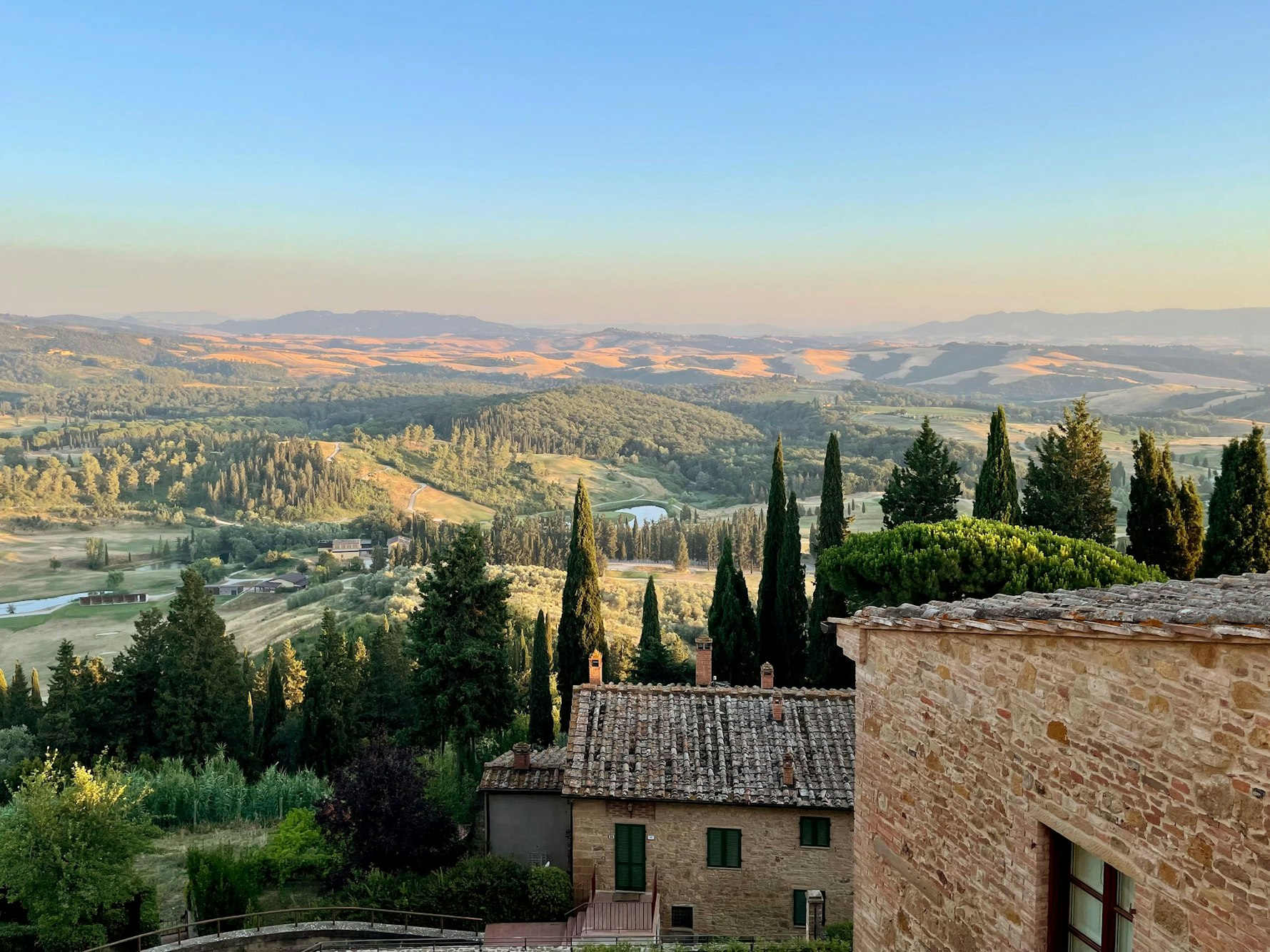 Von Castelfalfi aus entfaltet sich dieses bilderbuchartige Toskana-Panorama.