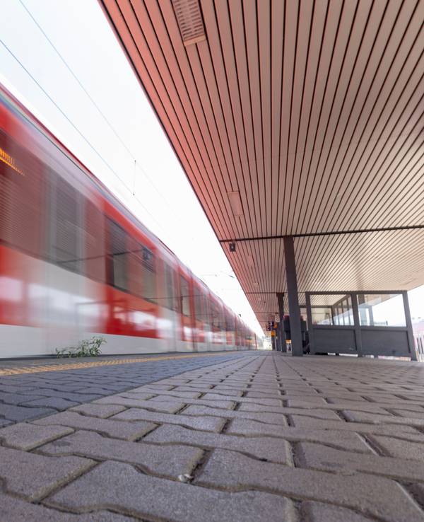 Eine S-Bahn hält am Südbahnhof in Frankfurt.