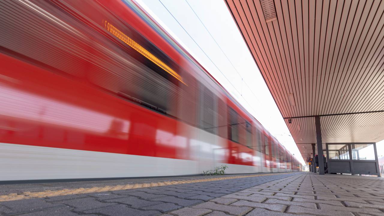 Eine S-Bahn hält am Südbahnhof in Frankfurt.
