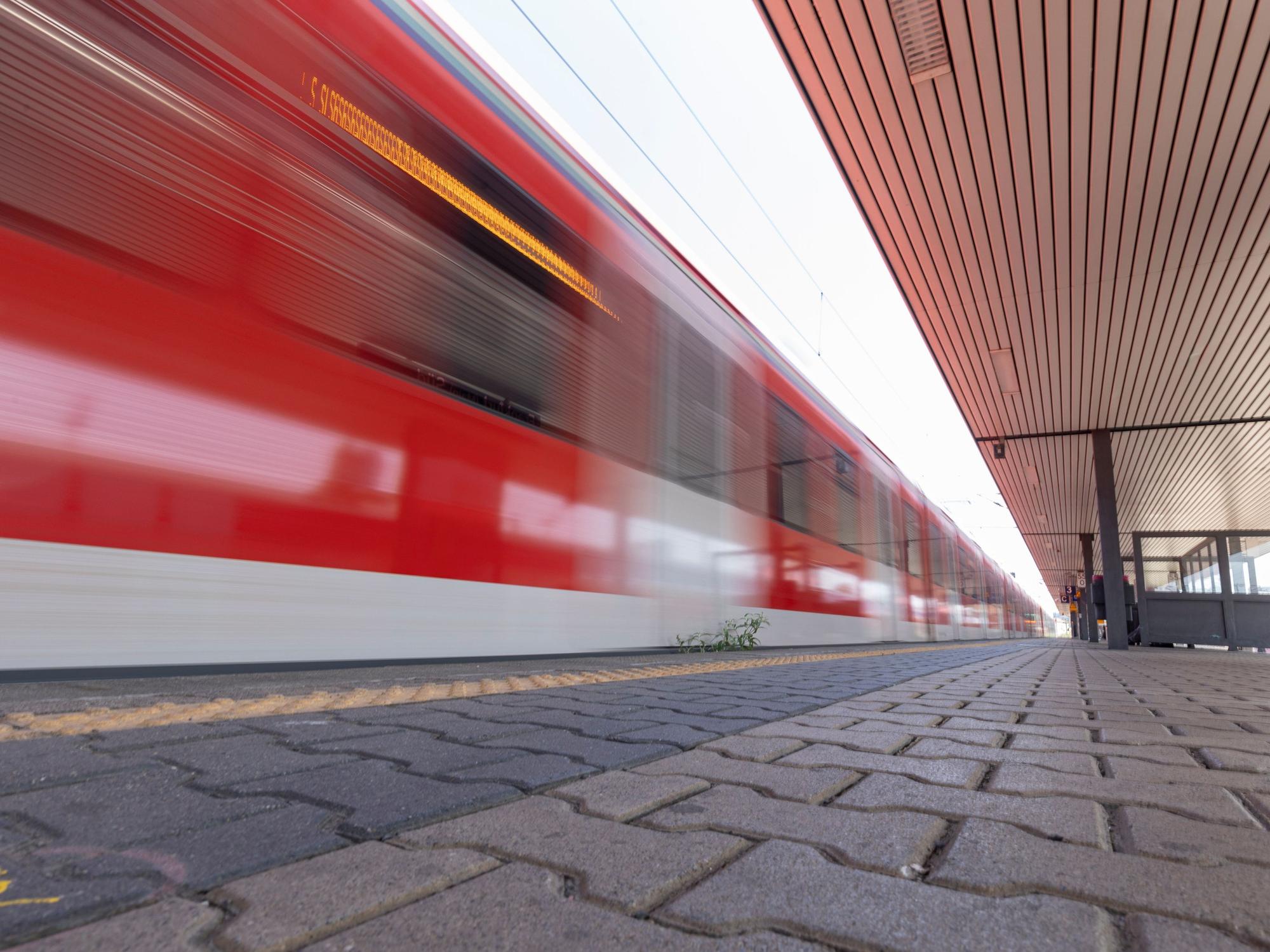 Eine S-Bahn hält am Südbahnhof in Frankfurt.