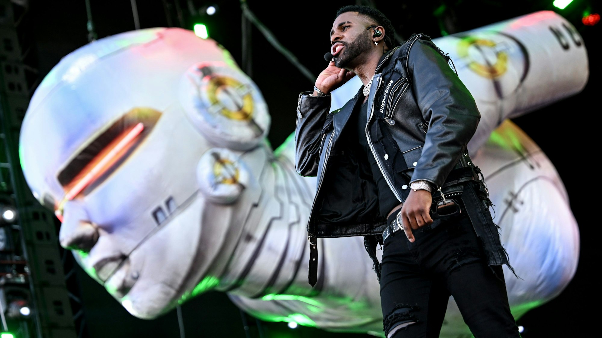 Der US-amerikanische Sänger Jason Derulo steht beim Lollapalooza Festival Berlin auf dem Gelände des Olympiastadions auf der Bühne.