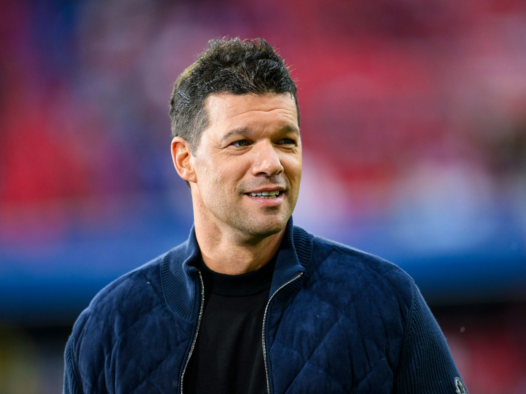 TV-Experte Michael Ballack steht vor dem Spiel im Stadion.