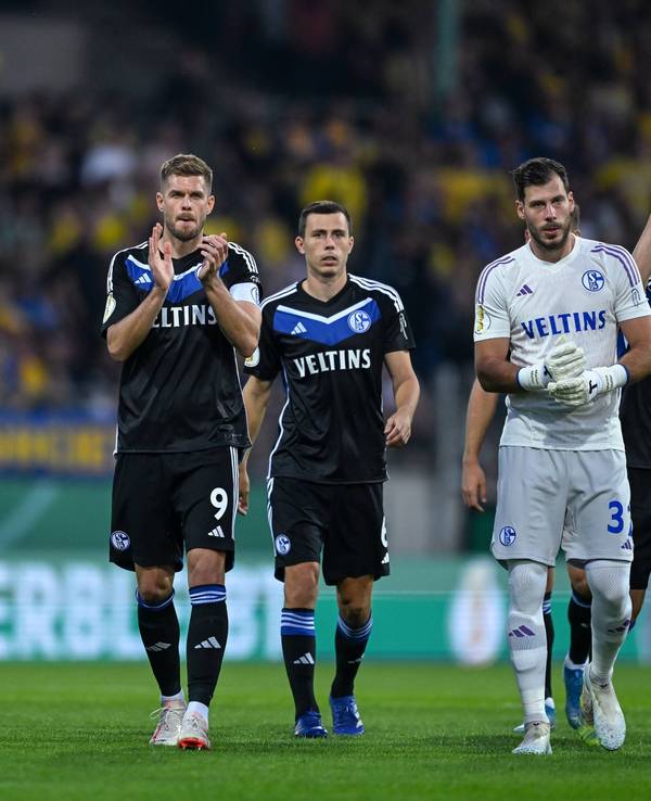 Die Schalke-Profis Simon Terodde, Ron Schallenberg, Marius Müller und Dominick Drexler laufen in Richtung Schalke-Kurve.