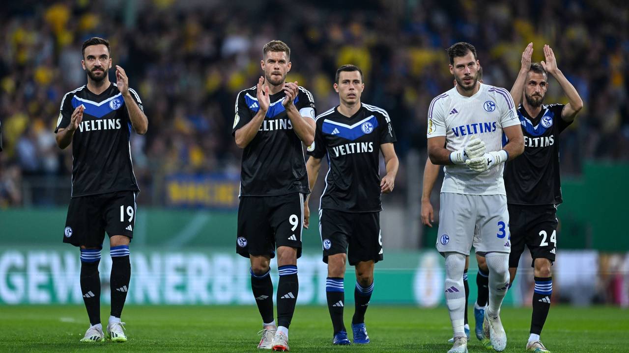 Die Schalke-Profis Simon Terodde, Ron Schallenberg, Marius Müller und Dominick Drexler laufen in Richtung Schalke-Kurve.