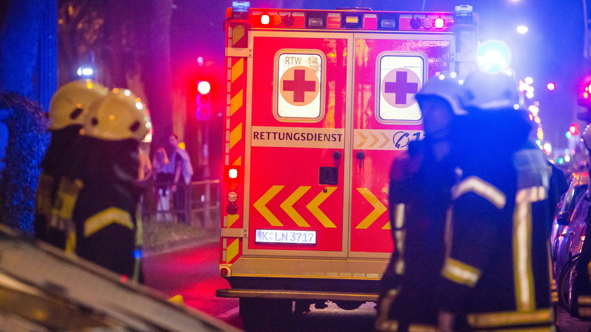 Rettungskräfte bei einem Einsatz in Köln.