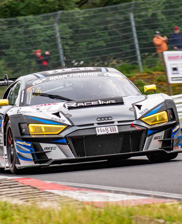 Ein Audi-Rennauto fährt über den Nürburgring.
