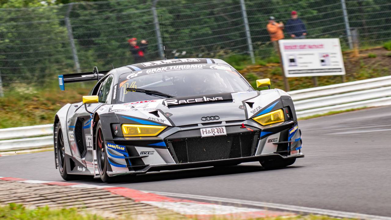 Ein Audi-Rennauto fährt über den Nürburgring.