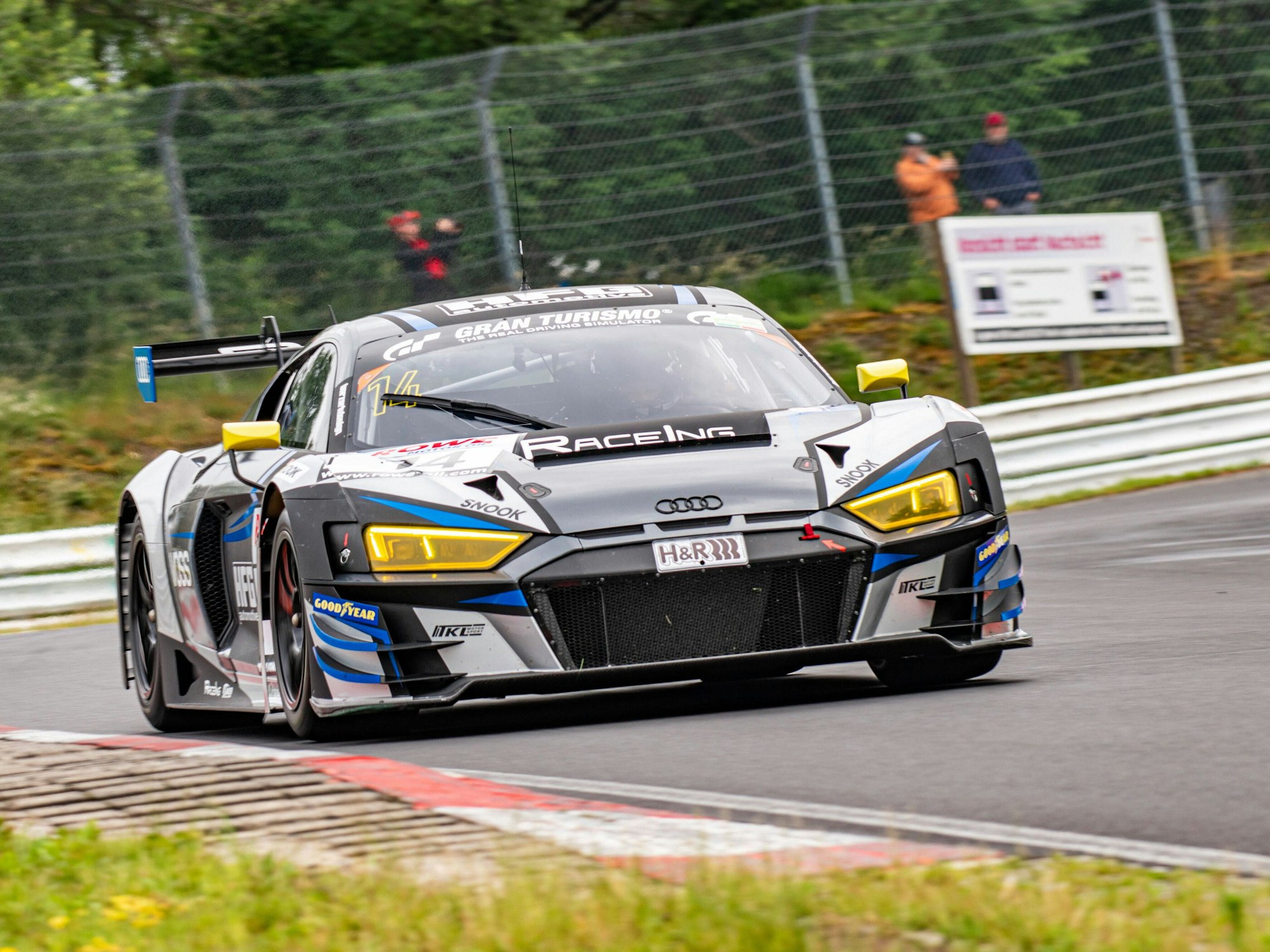 Ein Audi-Rennauto fährt über den Nürburgring.