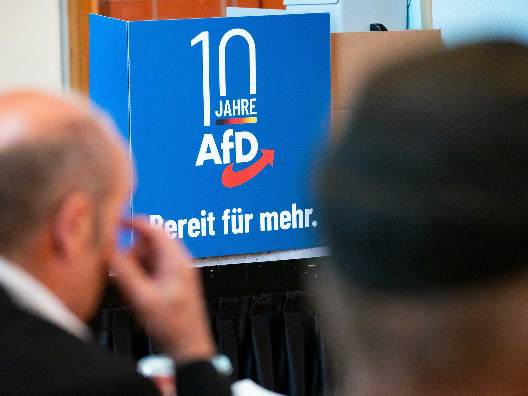„10 Jahre AfD Bereit für mehr“ steht auf einem Pappaufsteller auf der Bühne.